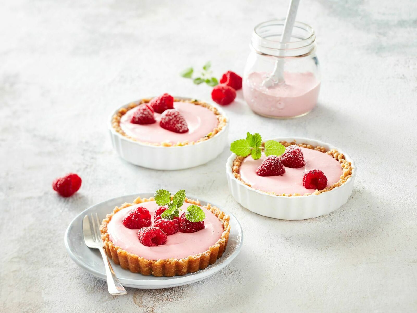 Himbeer-Tartelettes mit fruchtiger Vanillefüllung