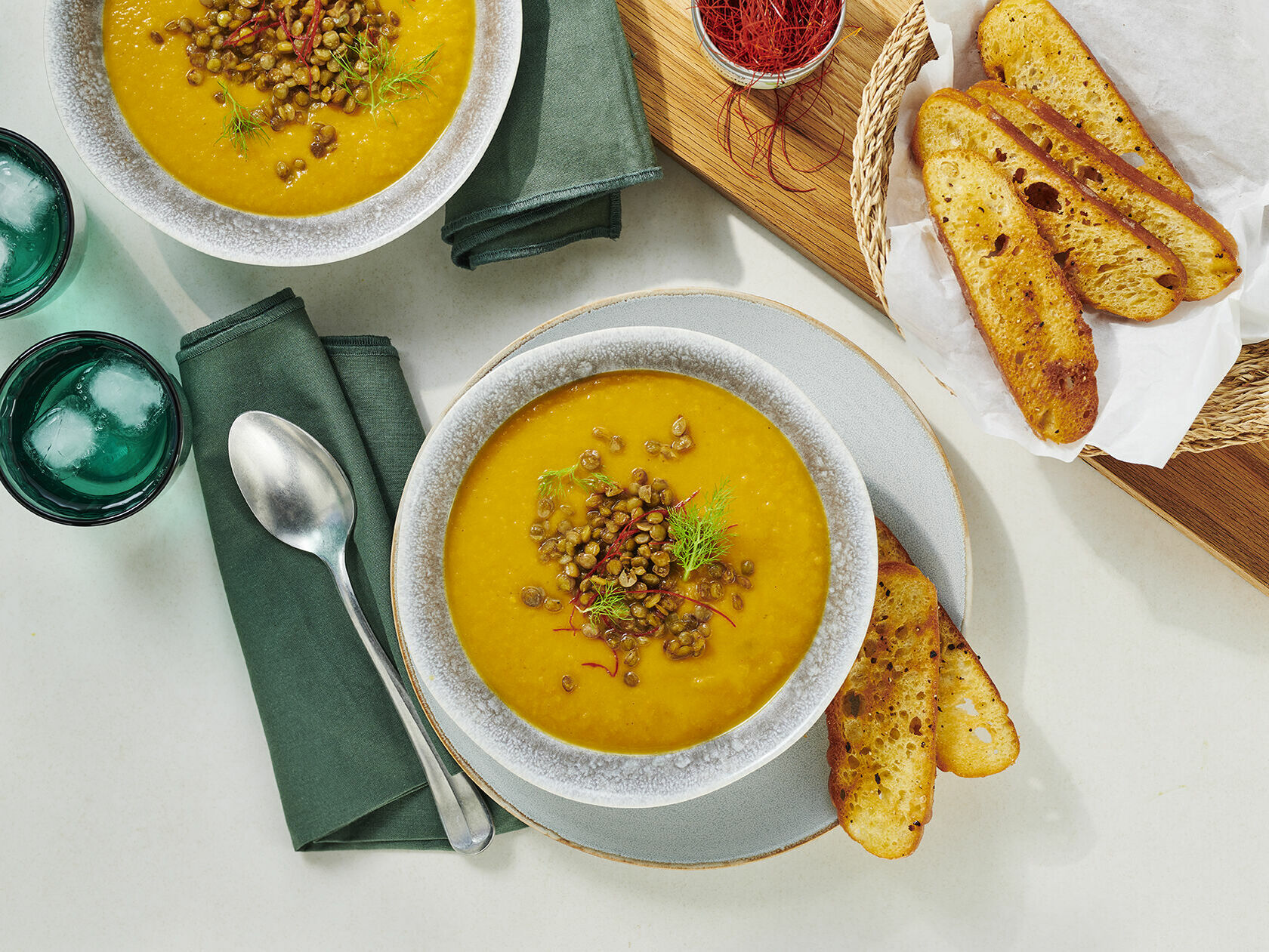 Süßkartoffelsuppe mit feurigem Linsen-Topping 