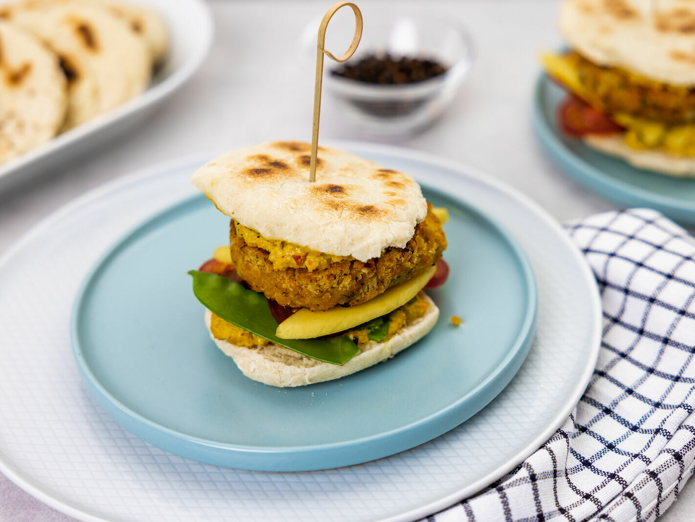 Veganer Naan-Burger mit Rote-Linsen-Patty und Mango